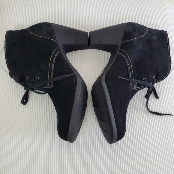 Clarks Bendables Suede Lace Up Block Heel Ankle Bootie - Picture 5 of 10